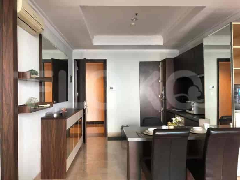 A kitchen and dining area with a table, chairs, and kitchen cabinets.