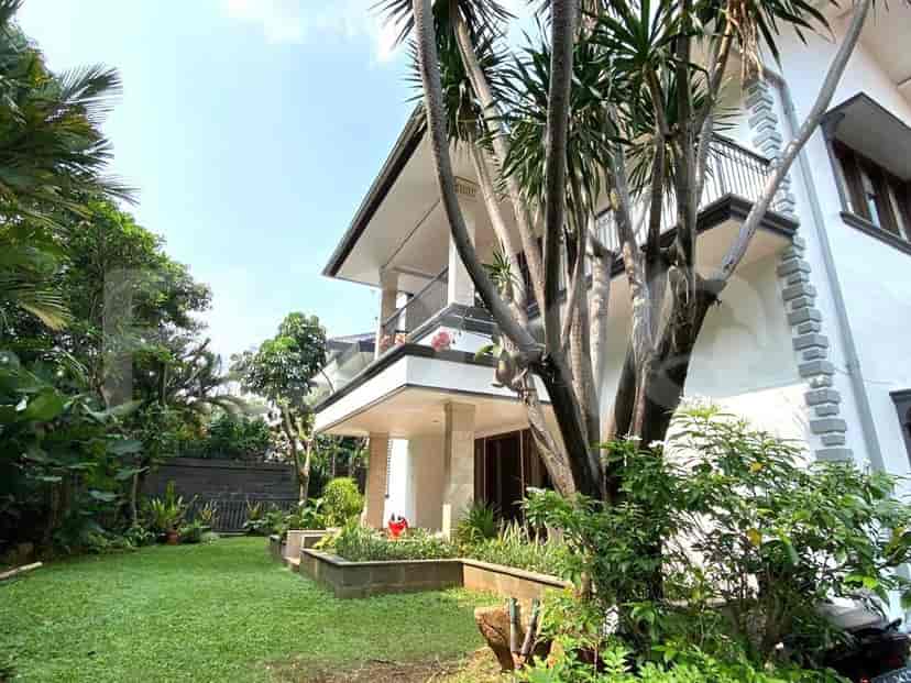 Tampilan rumah modern dengan taman dan halaman yang terawat.