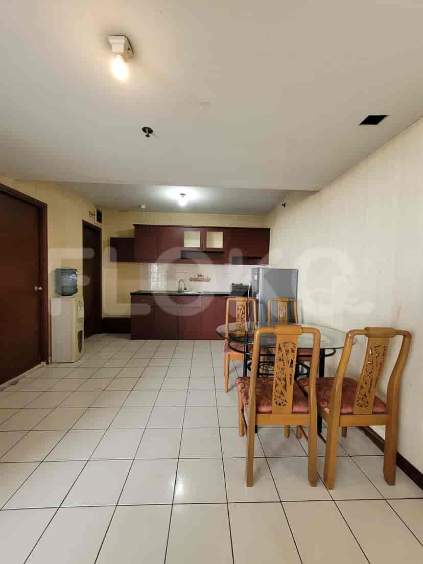 A combined kitchen and dining area with a dining table and kitchen cabinets.