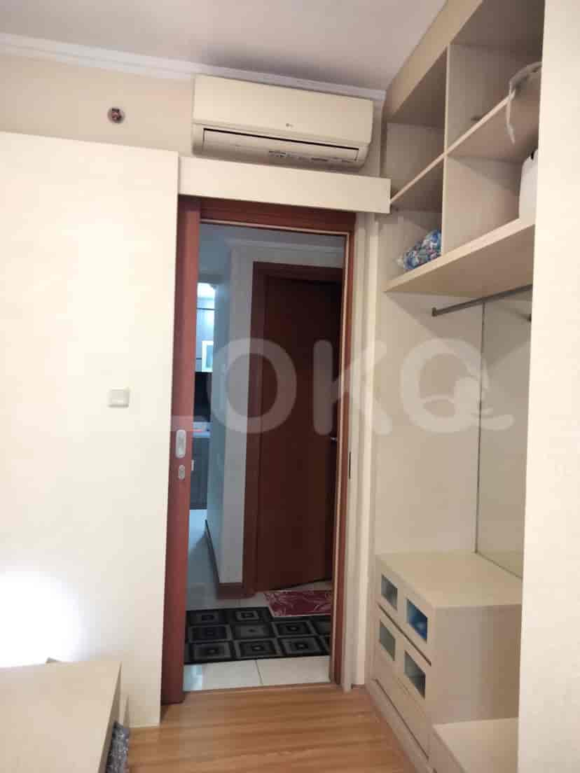 A bedroom with a wardrobe.