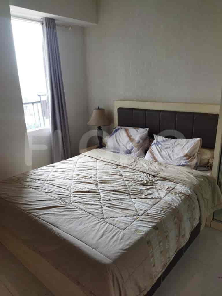 Kamar tidur dengan tempat tidur ganda, lampu, dan gorden.