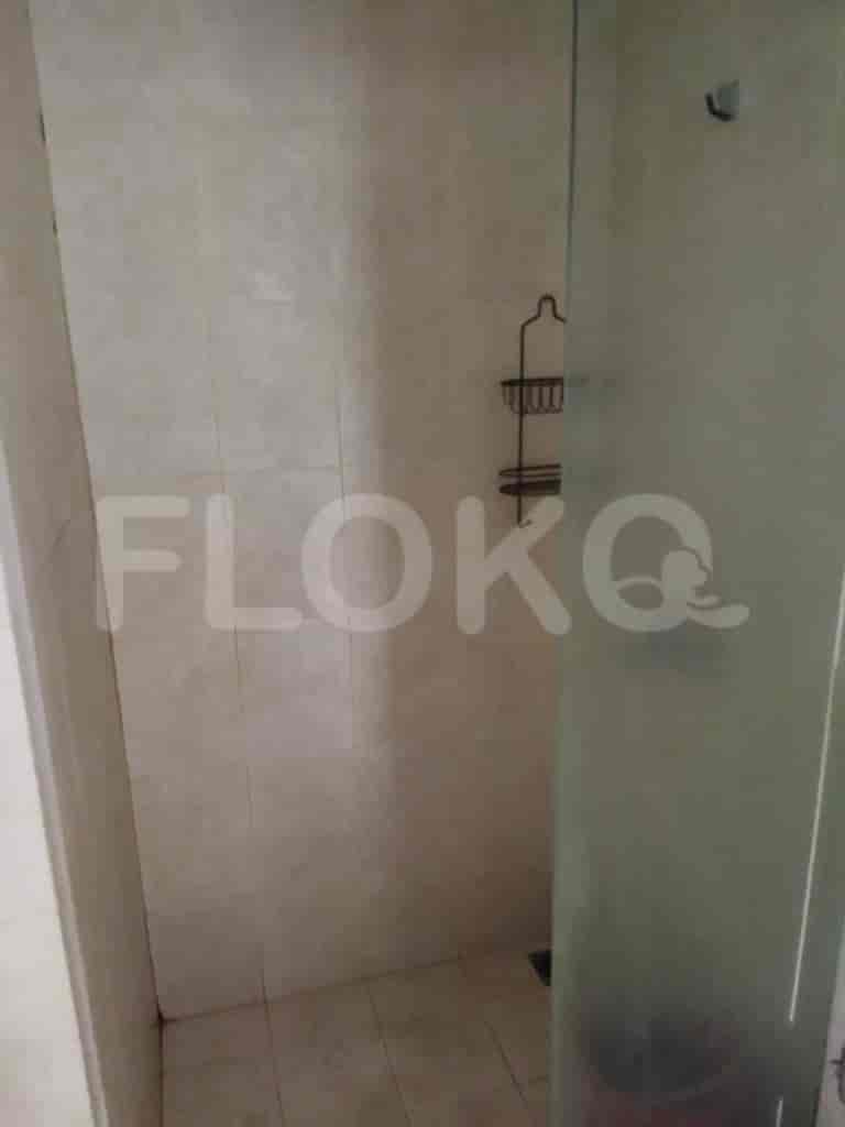 Kamar mandi dengan shower.