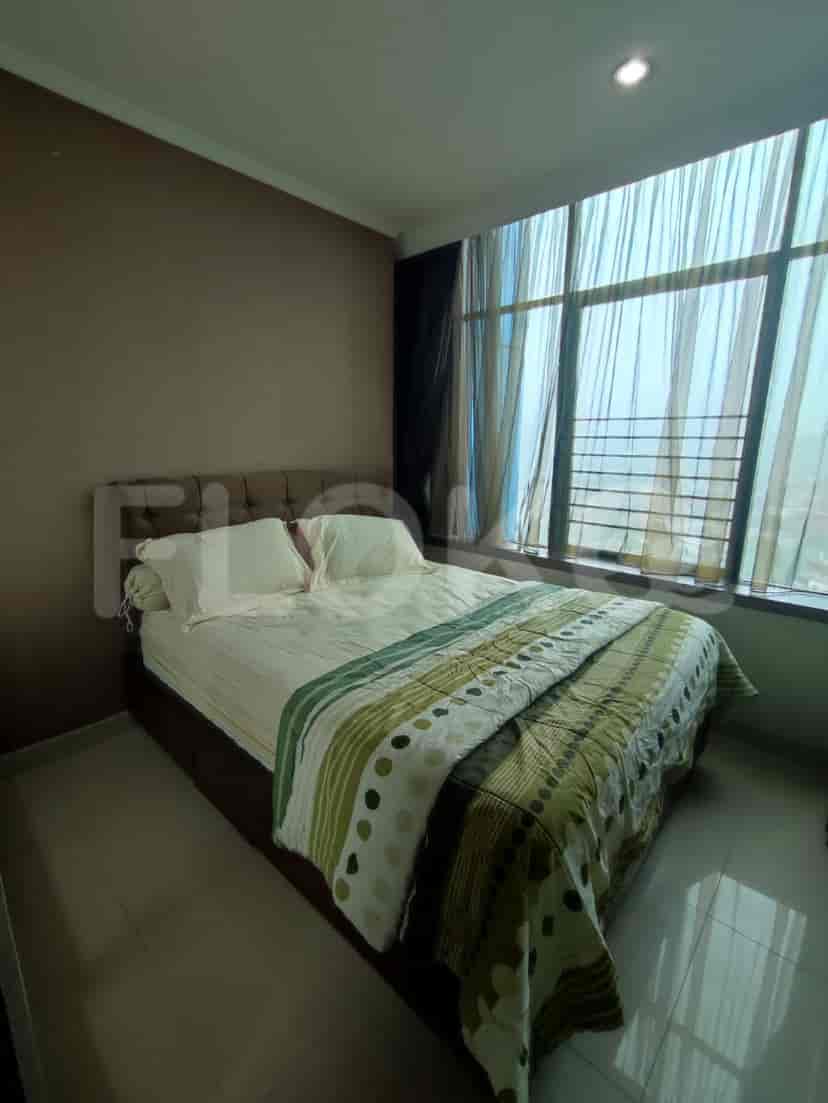 Kamar tidur dengan tempat tidur dan jendela.