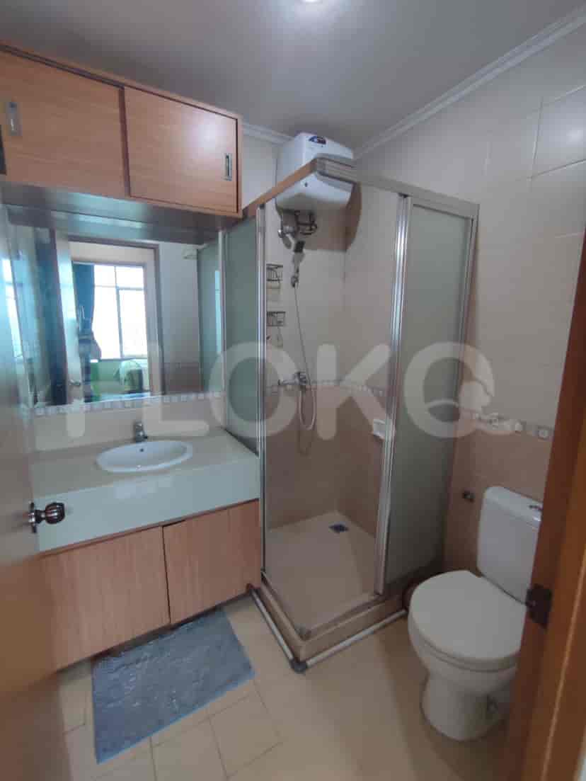 Kamar mandi dengan shower, toilet, dan wastafel.