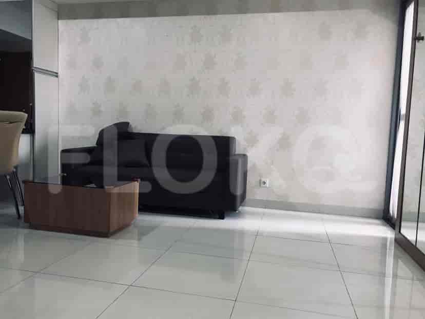Ruang tamu dengan sofa, meja kopi, dan dinding dekoratif.