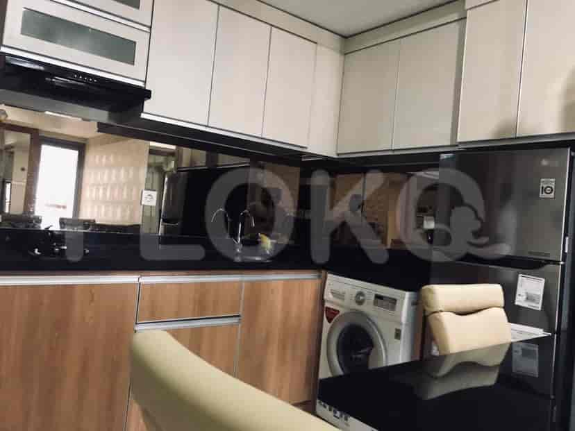 Dapur modern dengan lemari, wastafel, dan mesin cuci.