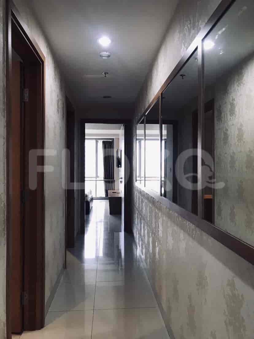 Lorong panjang dengan cermin dan wallpaper.