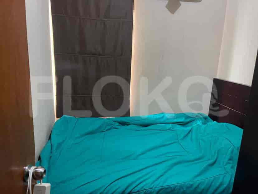 Kamar tidur dengan tempat tidur single.