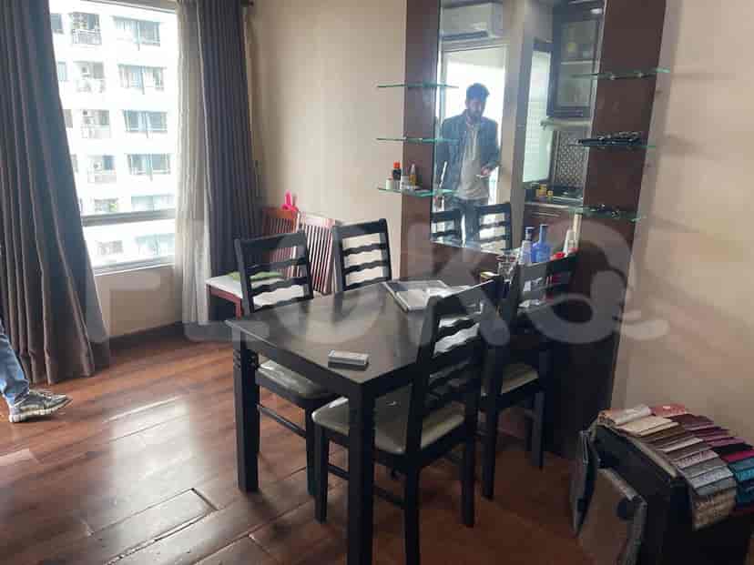 Area makan dengan meja dan kursi, dengan pemandangan.