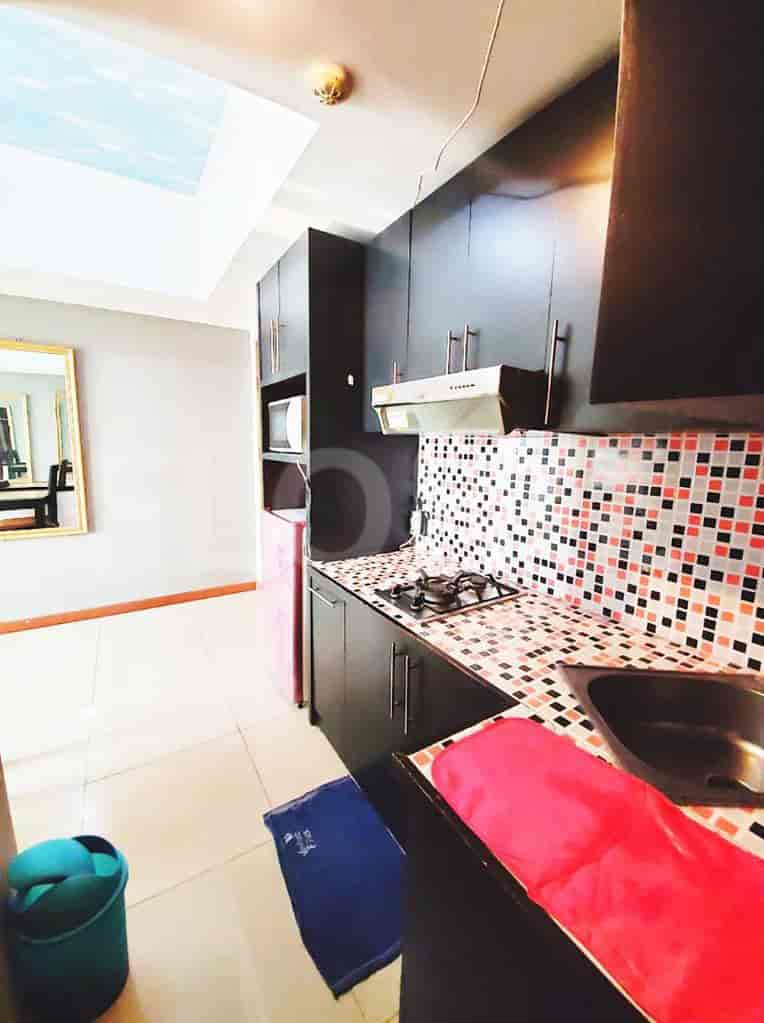 Bathroom with a bathtub, toilet, and a sink.