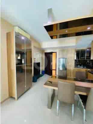 Dapur dan area makan modern dengan peralatan stainless steel dan meja kayu.