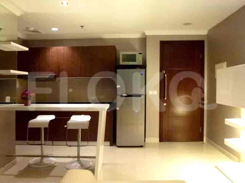 Dapur modern dengan bar.