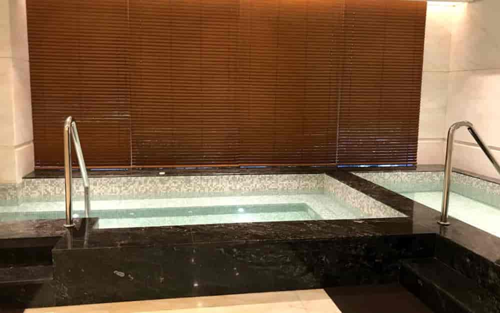 Jakusi South Hills Apartemen