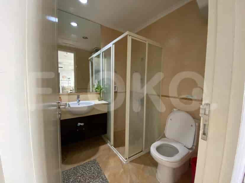 Kamar mandi dengan toilet, wastafel, dan shower.