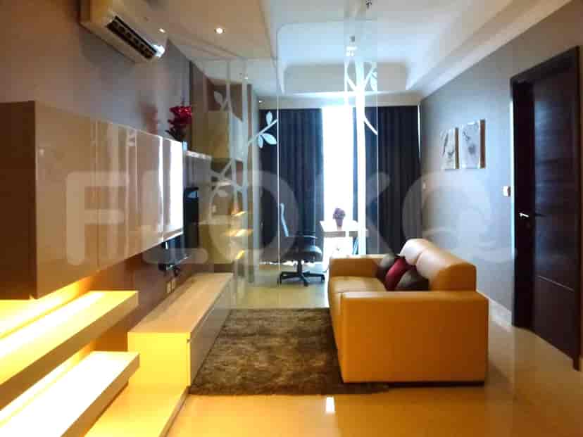 Ruang tamu dengan sofa kuning dan fitur modern.