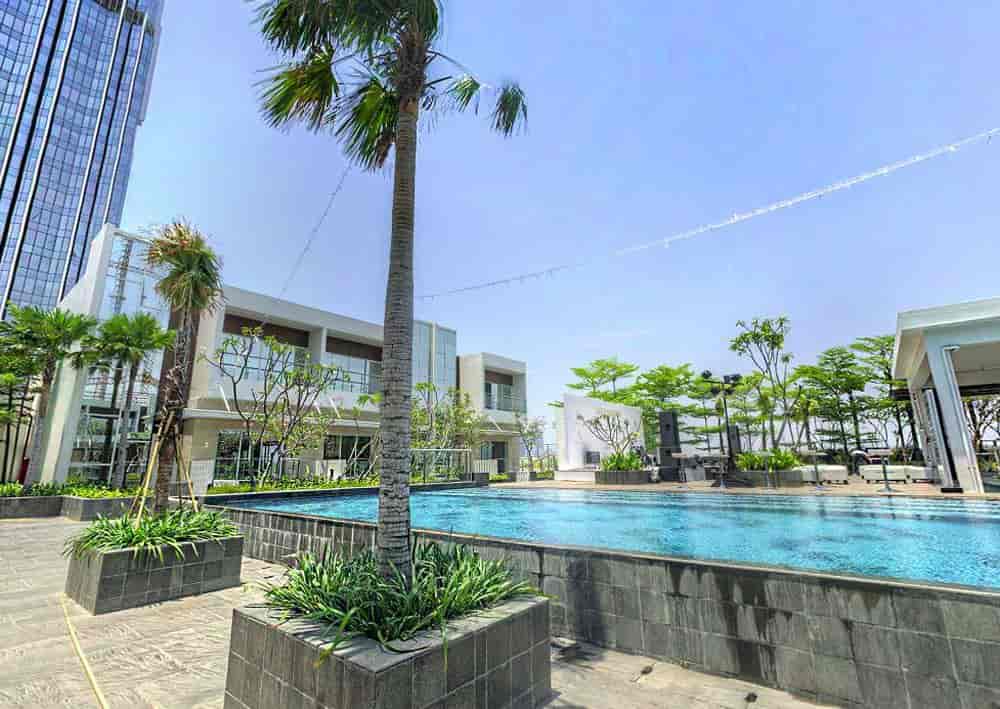 Kolam renang AKR Gallery West