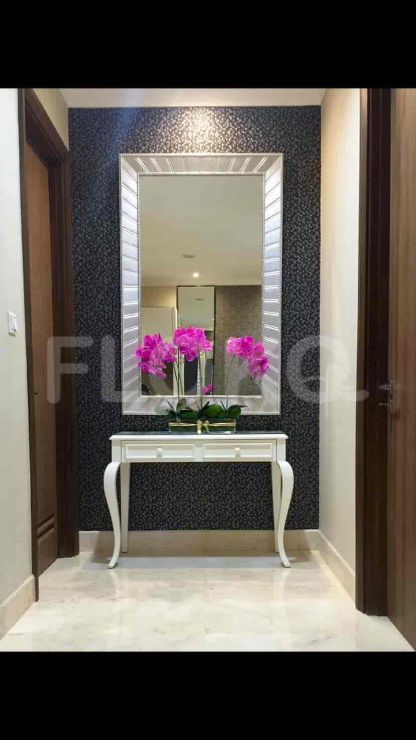 Entrance hall with a mirror and a console table.