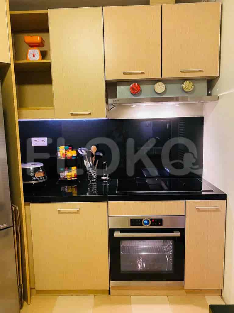 Dapur yang menampilkan lemari atas, lemari bawah, dan kompor.