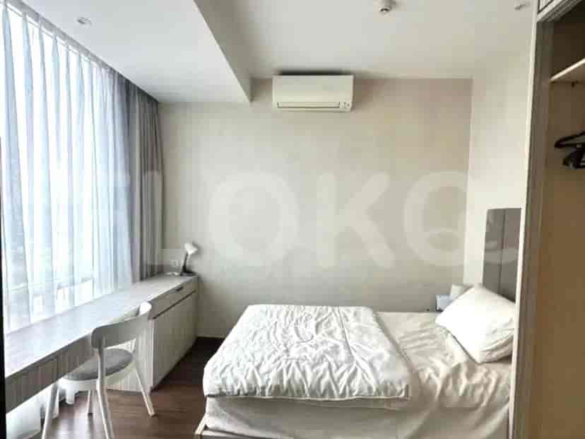 Kamar tidur yang nyaman dengan tempat tidur ganda, meja kerja, dan jendela.