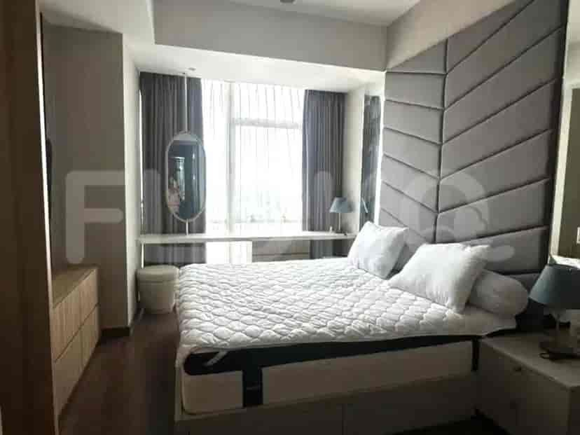 Kamar tidur mewah dengan tempat tidur ukuran king, sandaran kepala besar, dan pemandangan.