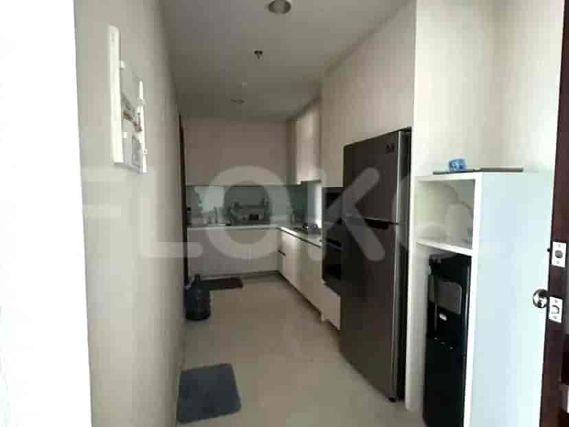 Dapur modern dengan lemari putih, kulkas, dan dispenser air.