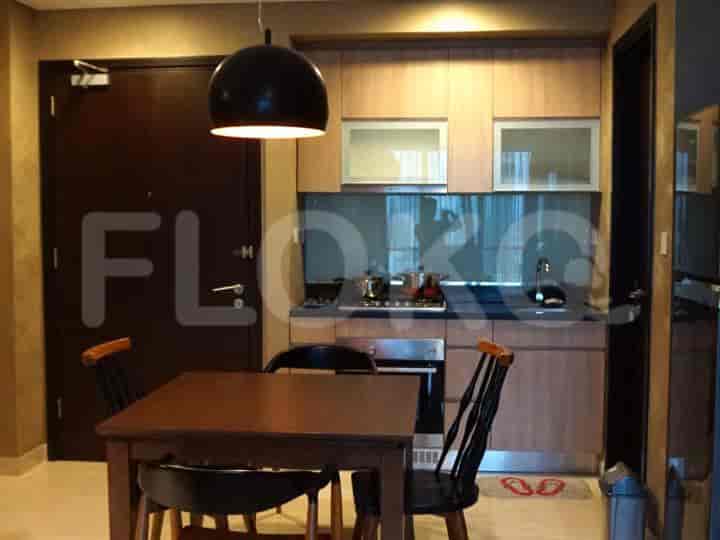 Dapur ringkas dengan meja makan.