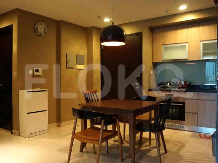 Area dapur dan ruang makan dengan lemari kayu.