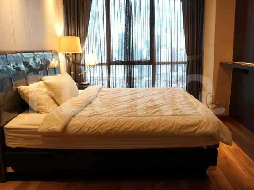 Kamar tidur dengan tempat tidur, lampu, dan gorden.