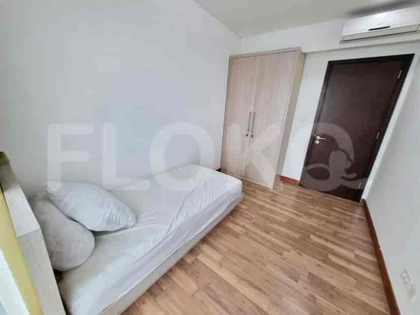 A bedroom featuring a single bed and a closet.