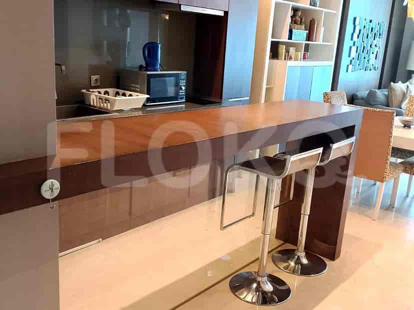 Dapur modern dengan meja sarapan dan bangku.