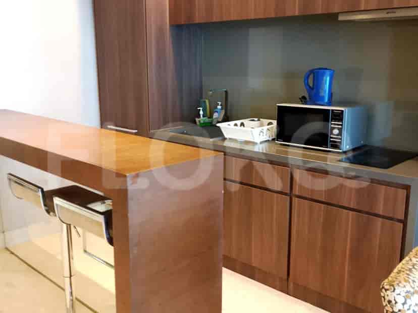 Dapur modern dengan lemari kayu, peralatan baja tahan karat.