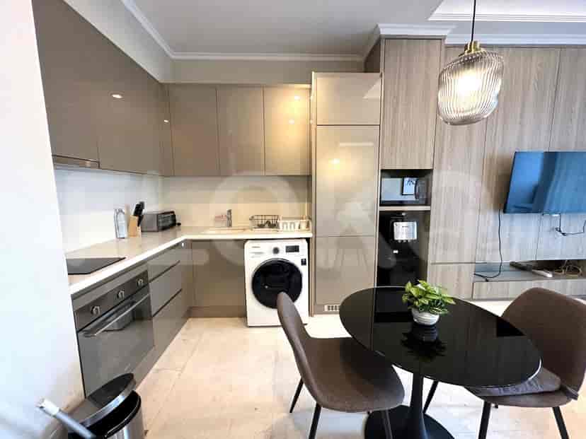 Dapur terbuka dengan peralatan modern dan area makan.