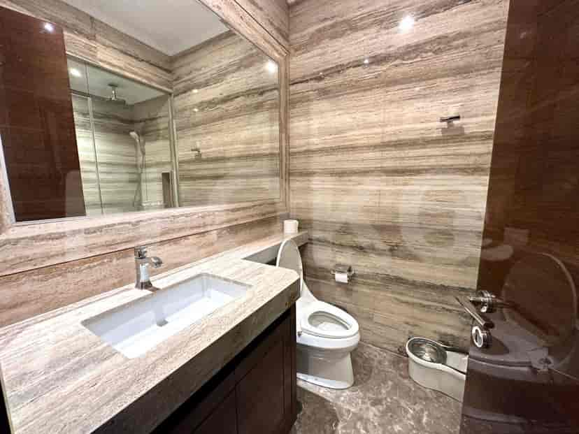 Kamar mandi dengan meja rias dan toilet.