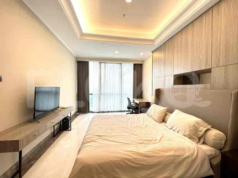 Kamar tidur dengan tempat tidur besar dan meja kerja.