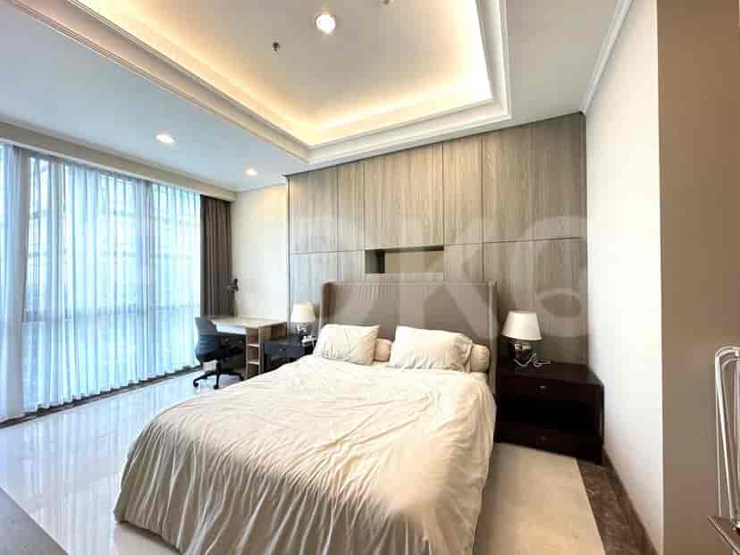 Kamar tidur dengan tempat tidur besar dan jendela besar.