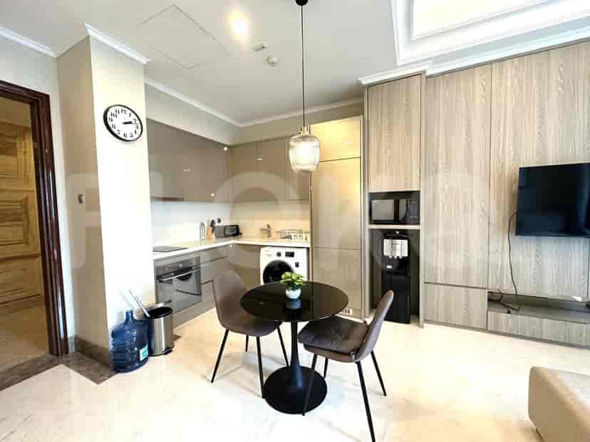 Dapur dan area makan terbuka dengan peralatan modern dan meja makan.