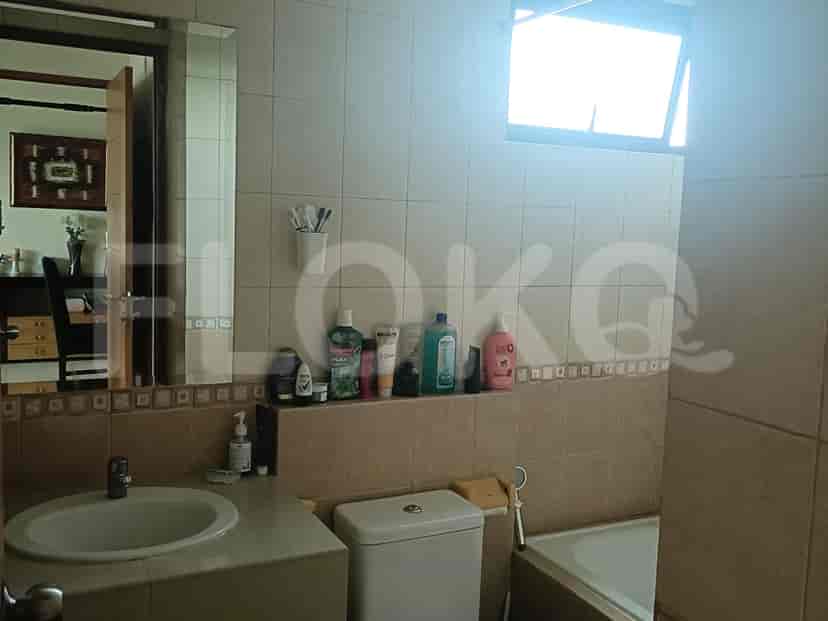 Kamar mandi dengan wastafel, toilet, dan bak mandi.