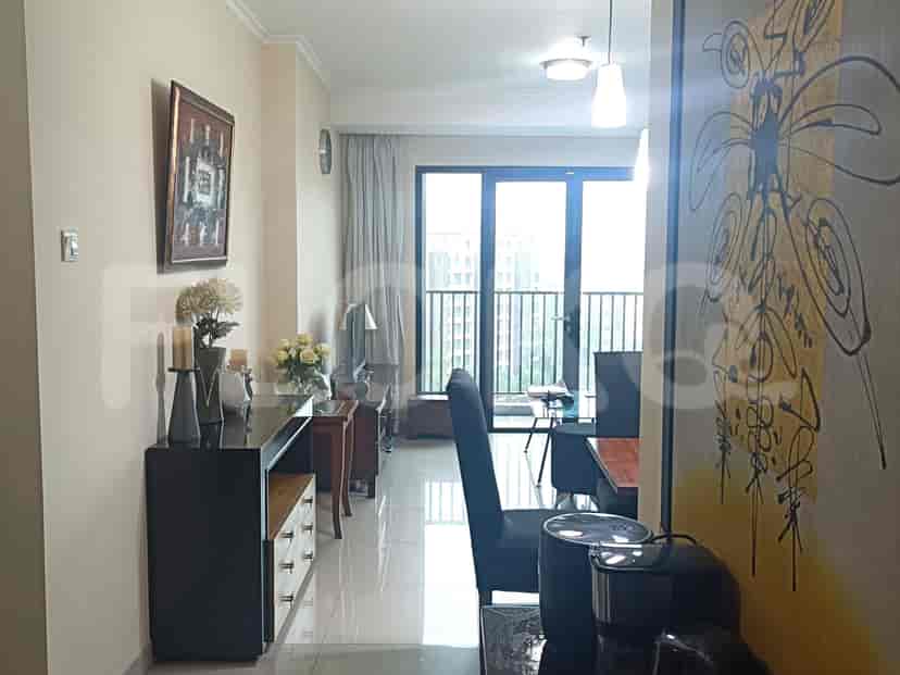 Pemandangan ruang tamu yang menunjukkan area makan dan balkon.
