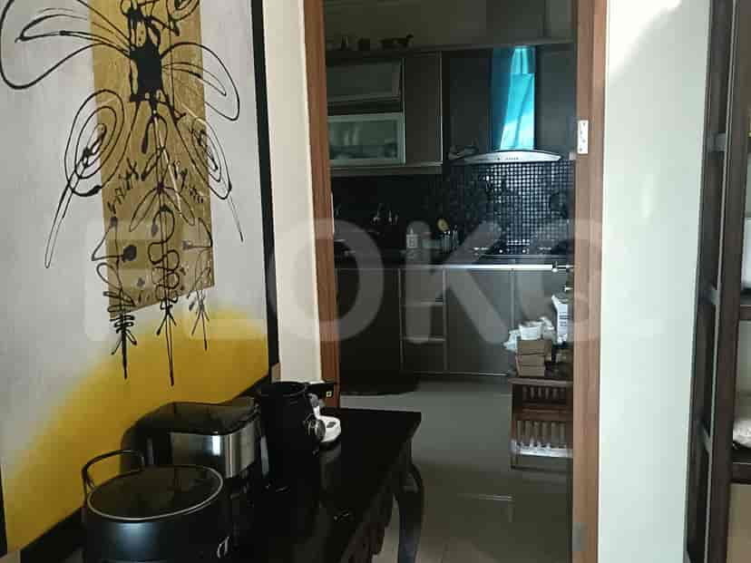 Dapur dengan peralatan dan lemari terlihat dari pintu masuk.