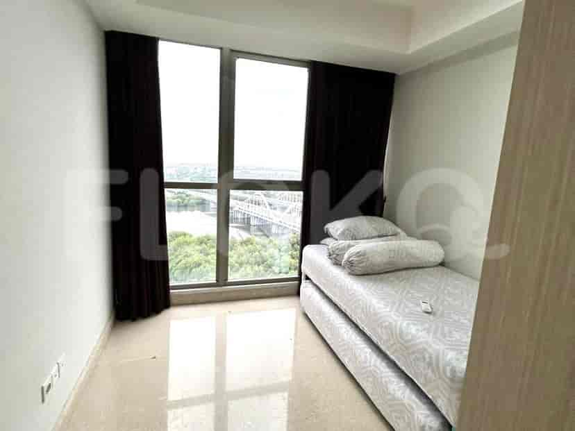 A bedroom with a single bed and window.