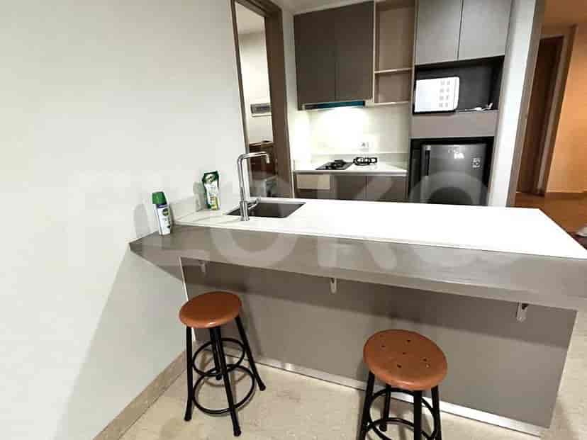 A kitchen with a breakfast bar.