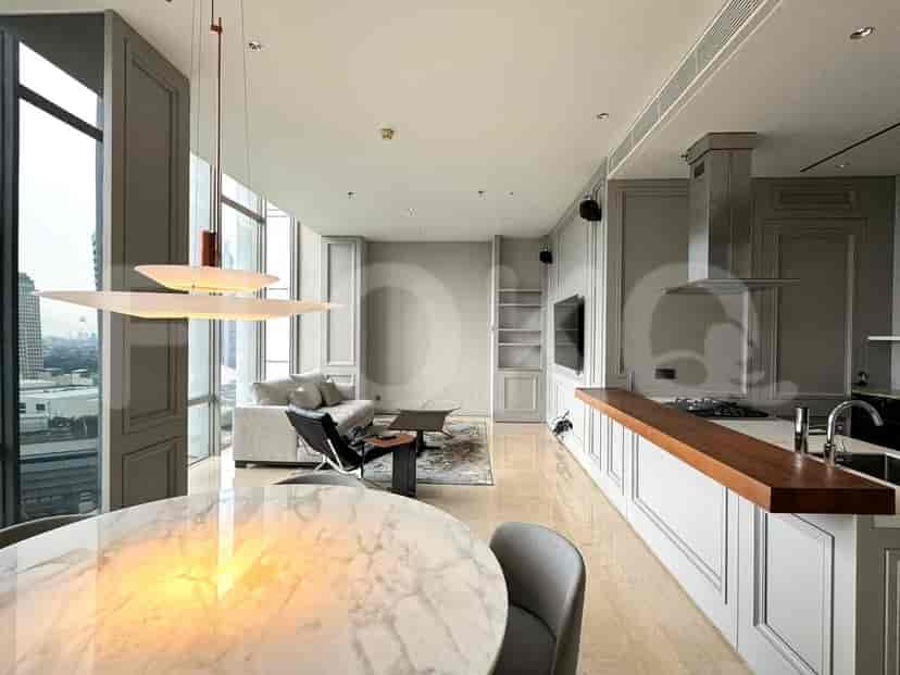 View of the living area, showing a kitchen with a wooden countertop and a dining area with a round table.