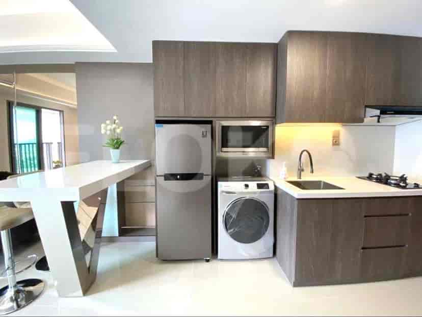 Modern kitchen with integrated appliances and a breakfast bar.
