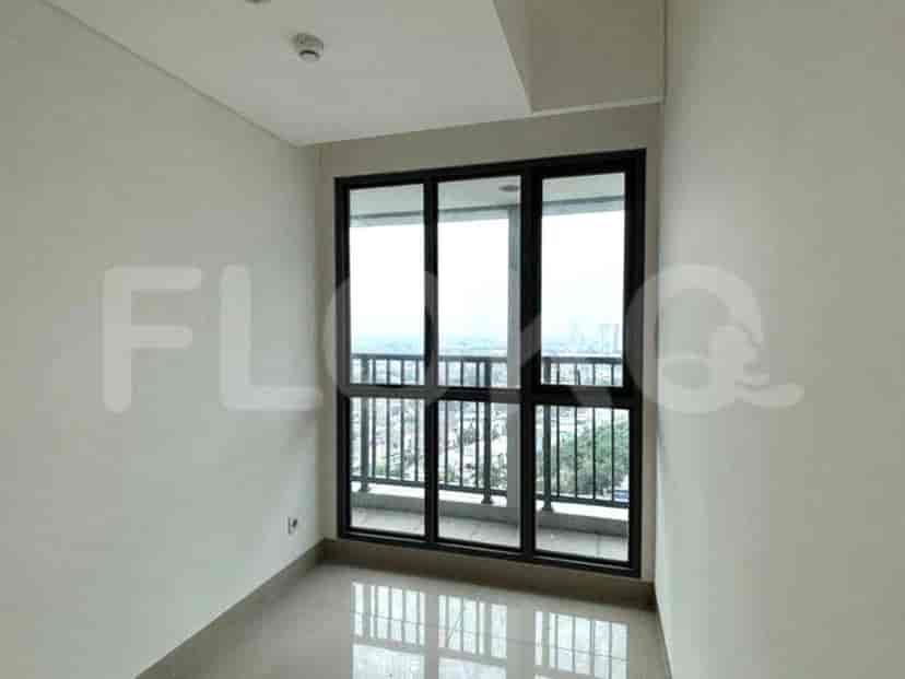 A room with large window and balcony access.