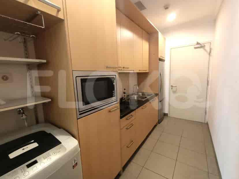 Dapur lengkap dengan lemari kayu dan peralatan modern.