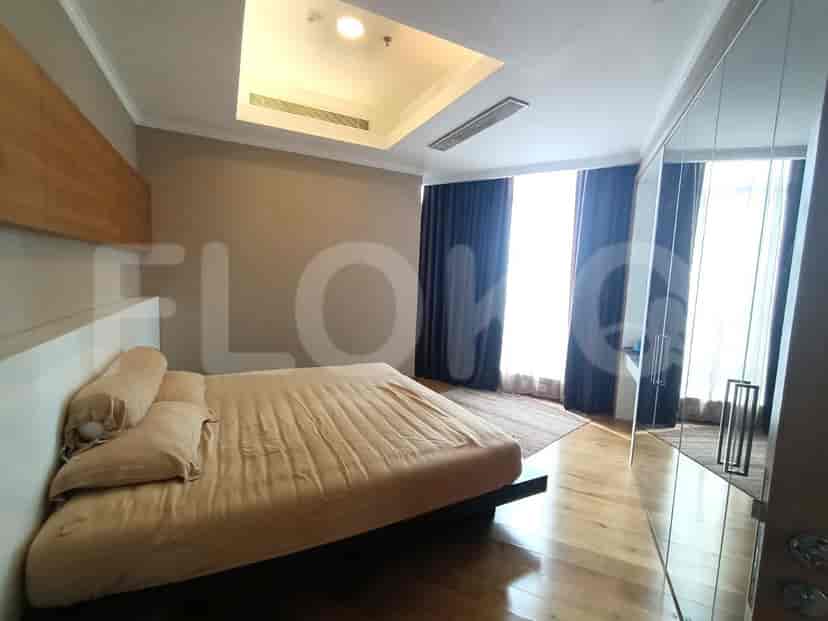 Kamar tidur dengan tempat tidur ukuran king, jendela dari lantai ke langit-langit, dan lantai kayu.