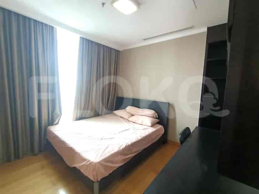 Kamar tidur dengan tempat tidur double dan lemari built-in.