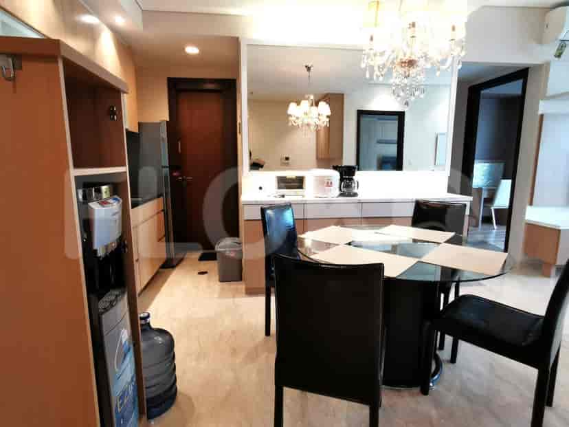 Area dapur yang menampilkan peralatan dan area makan.