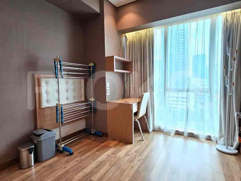 Kamar tambahan dengan meja dan rak cucian.