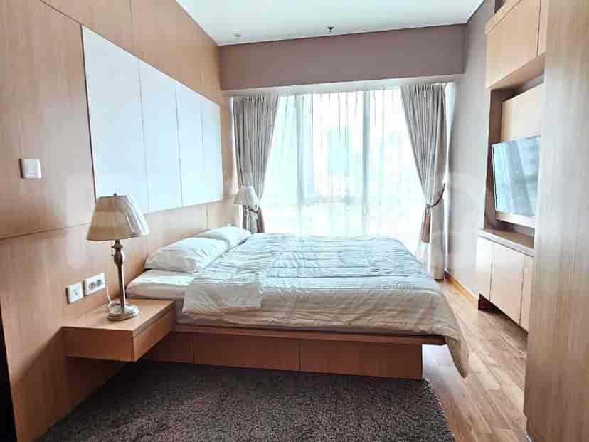 Kamar tidur yang menampilkan tempat tidur dengan jendela besar, meja, dan lampu.